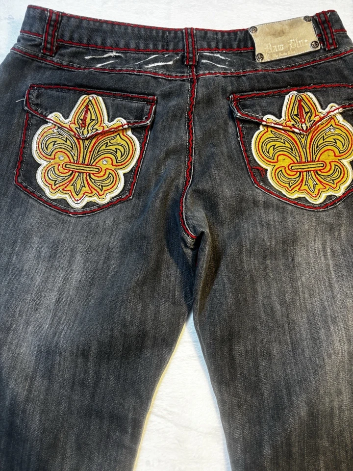 Pantalones de mezclilla azul crudo para hombre 30 Fluer De Lis Y2K costura corte bota adorno solapa bolsillo Foto 2 de 4