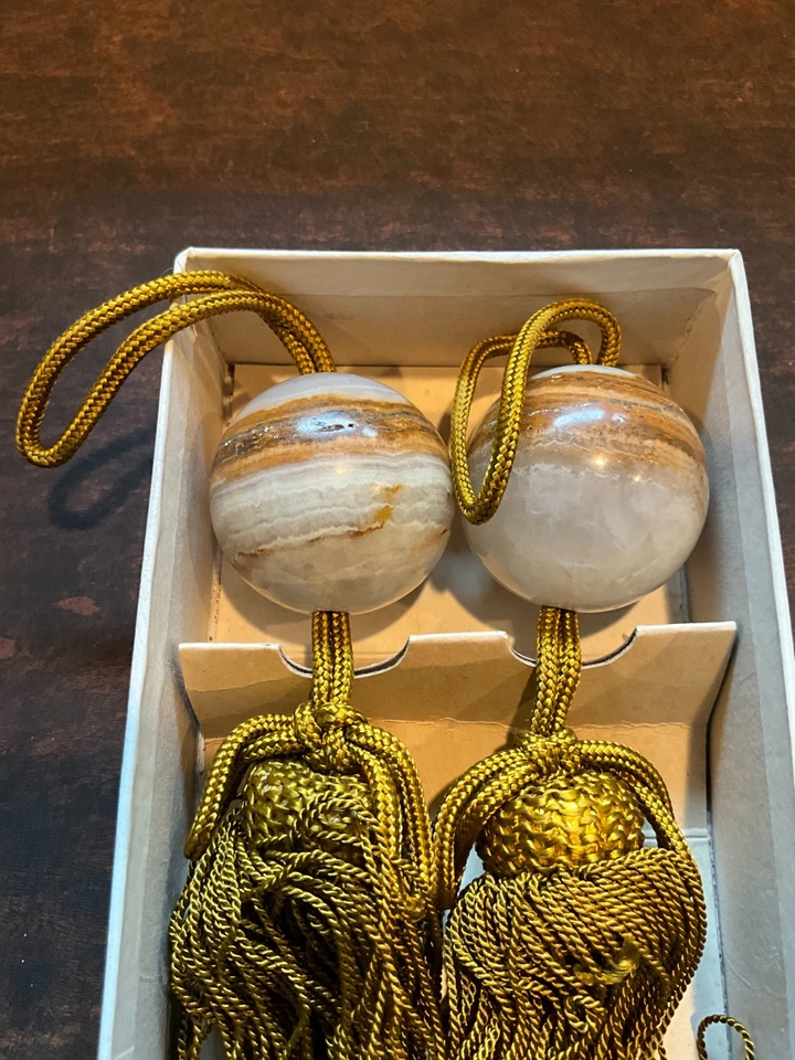 Pesas de pergamino japonesas: ónix natural con bandas con borlas trenzadas de seda dorada Foto 2 de 4