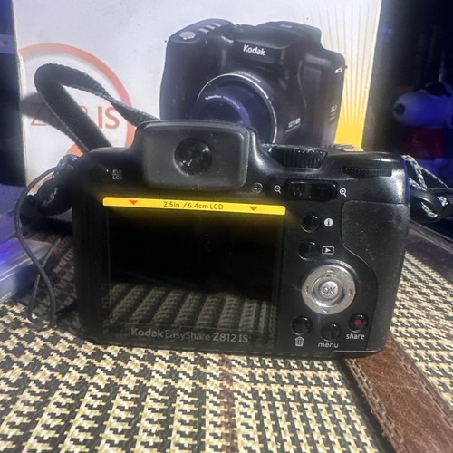 Kodak EasyShare Z812 Is 8.1MP Digital Camera with 12X Optical Zoom Black - Picture 5 of 8
