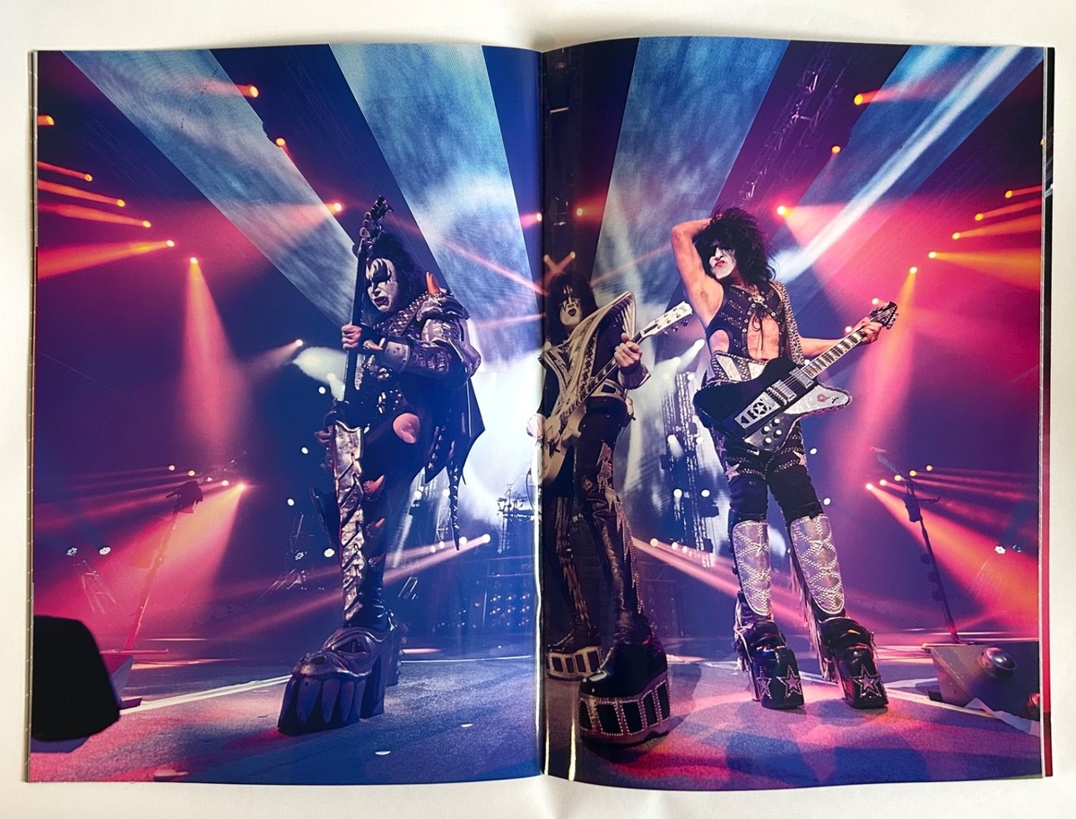KISS 40TH ANNIVERSARY TOURパンフレット　サイン入り KISS 40th ANNIVERSARY TOUR OF THE RISIN SUN 2015 JAPAN CONCERT