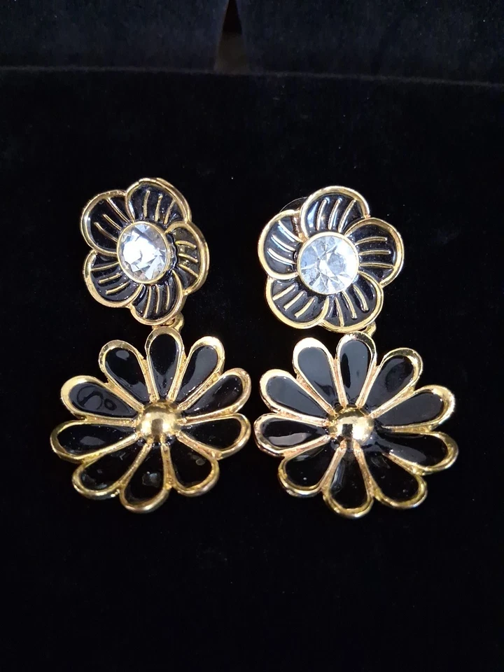 Pendientes colgantes Amrita Singh llamativos con flores negras y doradas, 1,75 pulgadas Foto 2 de 4