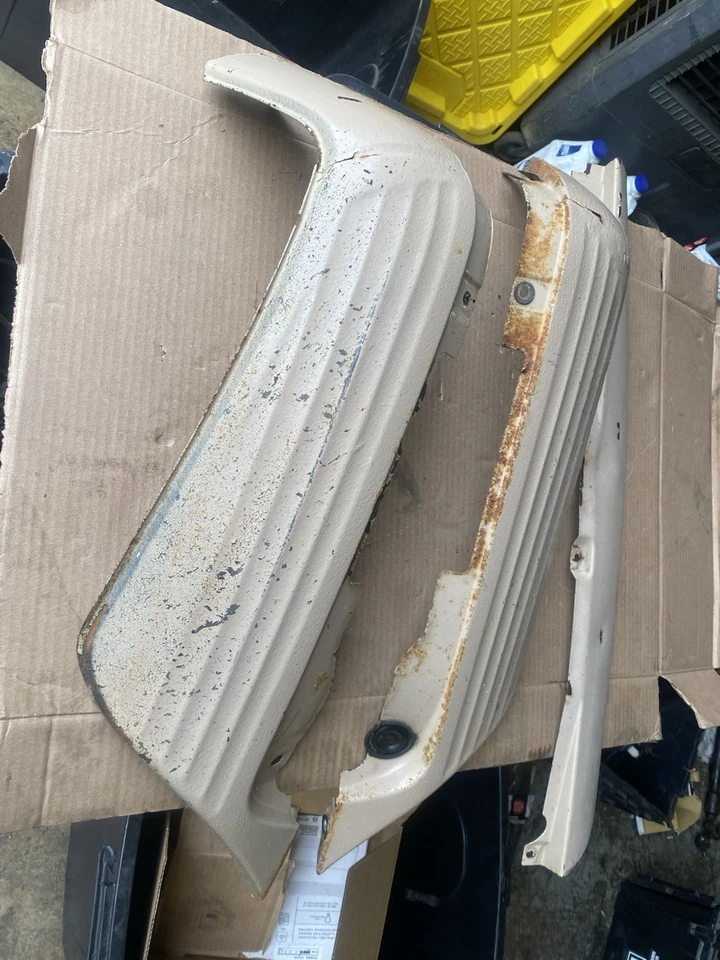 JUEGO CENEFA INFERIOR PARACHOQUES TRASERO MERCEDES BENZ R107 560SL 380SL 450SL ORIGINAL Foto 4 de 4