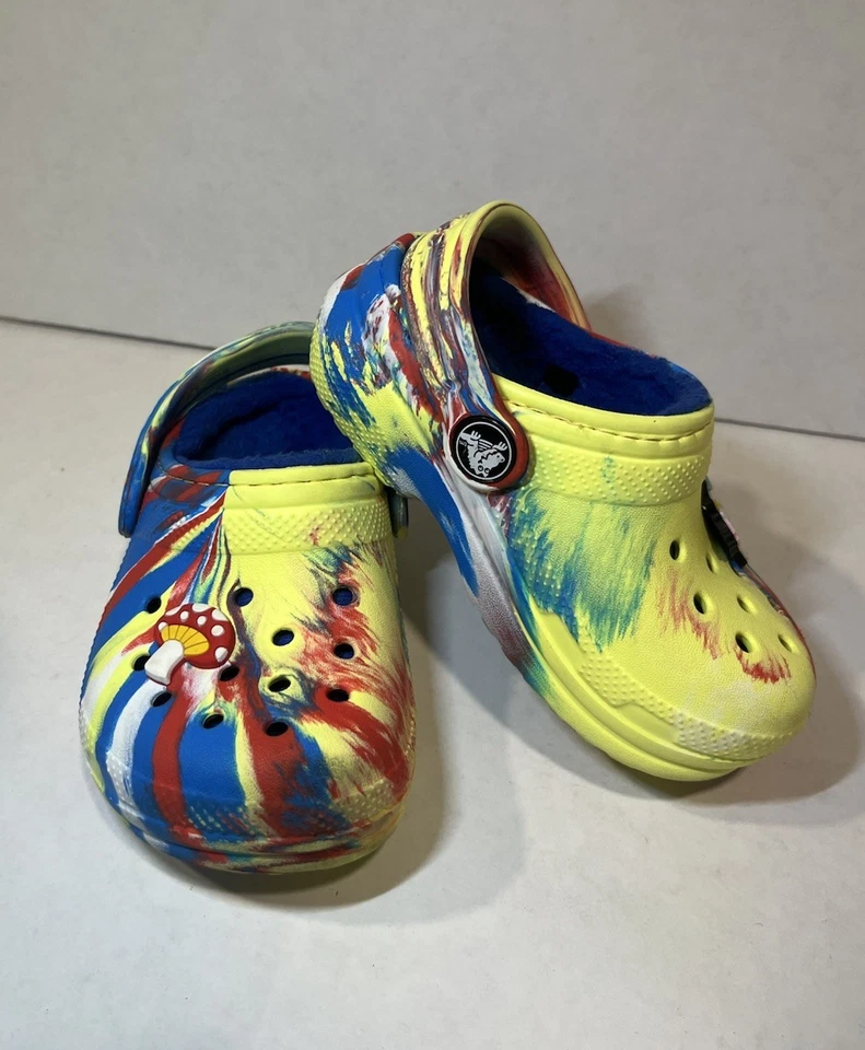 Crocs amarillos, azules y rojos para niños talla 6 con forro azul y unicornio/seta Foto 2 de 4