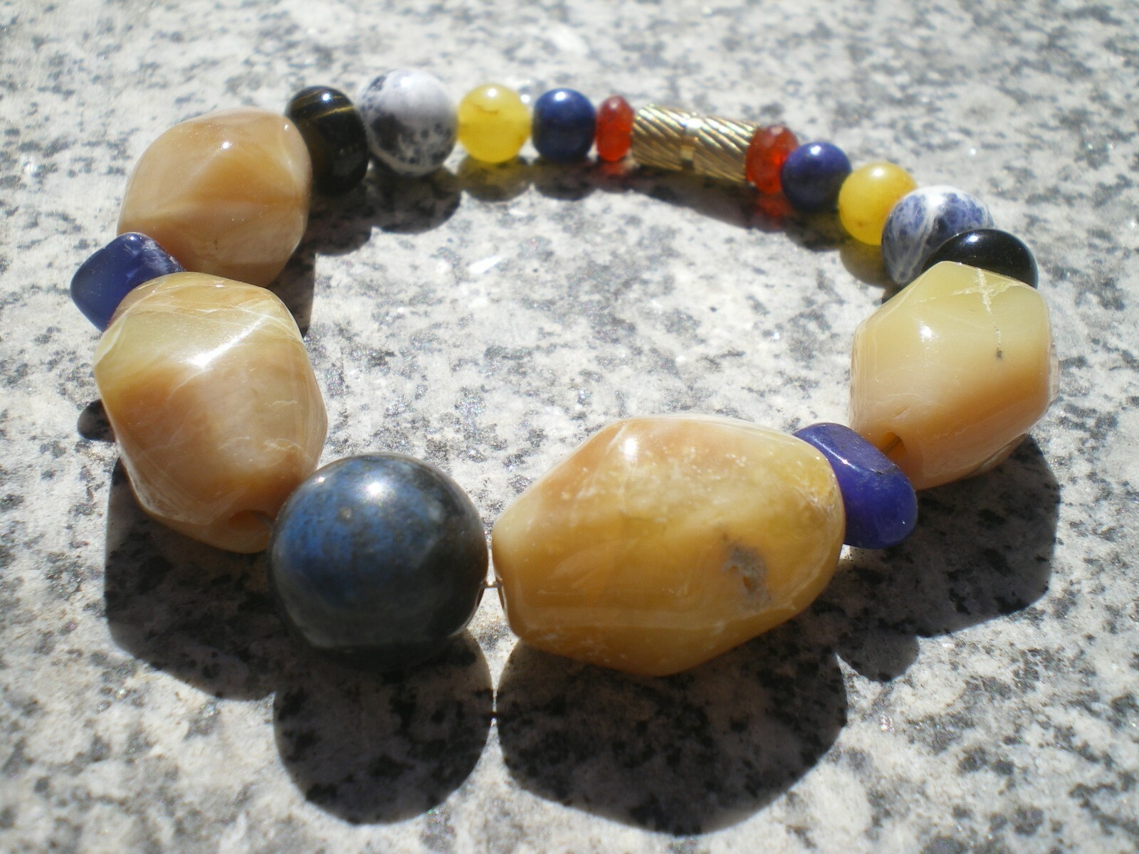 Bracelet précolombien opale jaune 115 cts pour raviver un poignet terne avec élégance