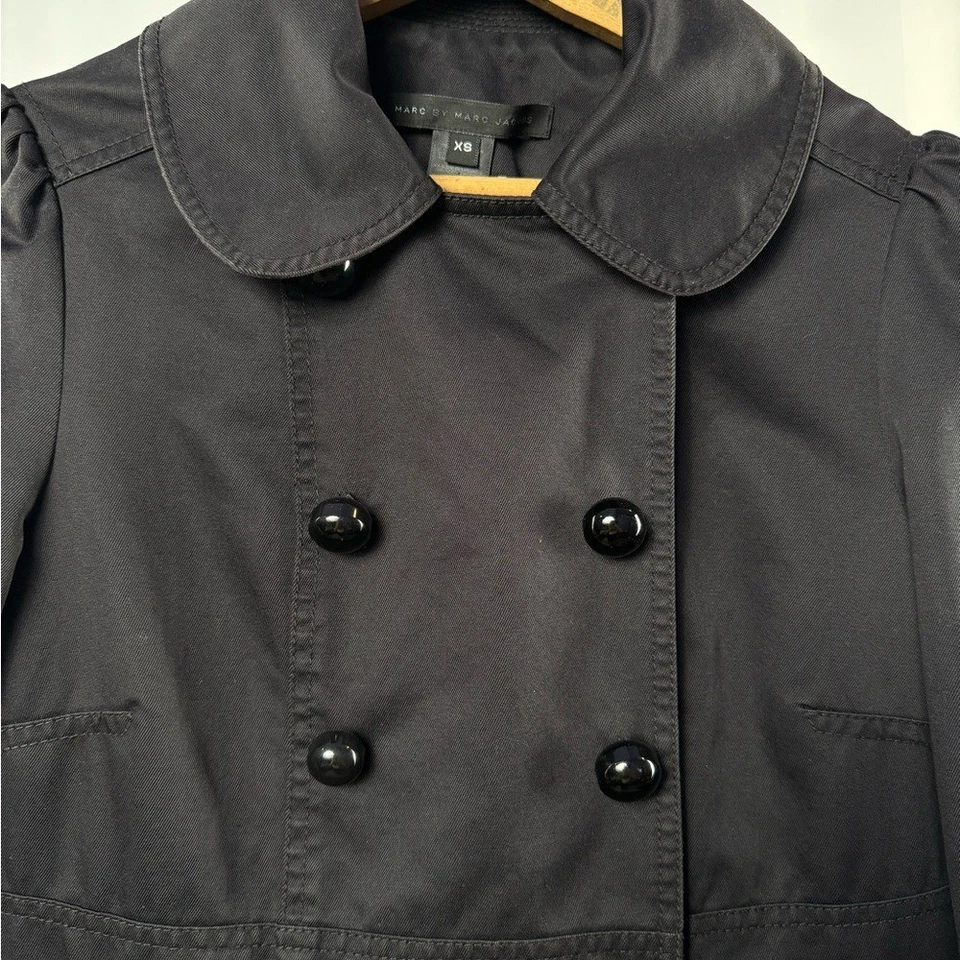 Trench coat Marc by Marc Jacobs preto tamanho extra pequeno - Imagem 2 de 4