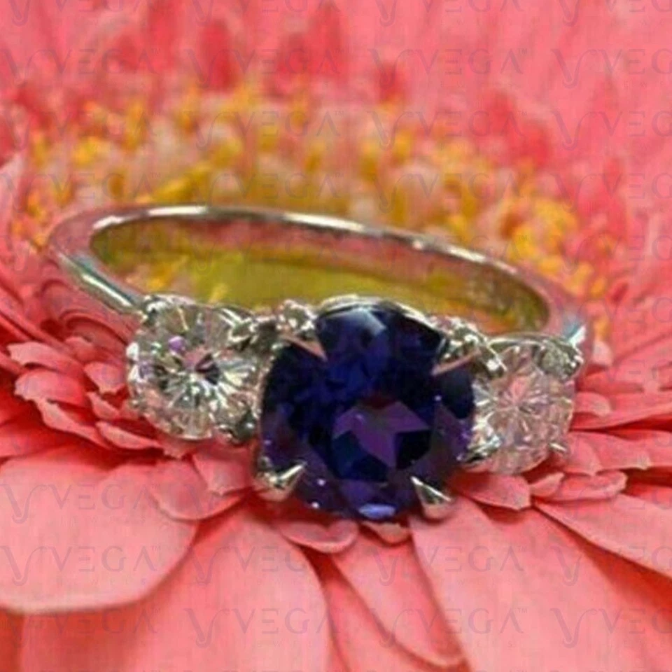 Anillo de tres piedras con diamantes de zafiro natural de corte redondo de 5,00 quilates enchapado en platino 950PT Foto 2 de 4