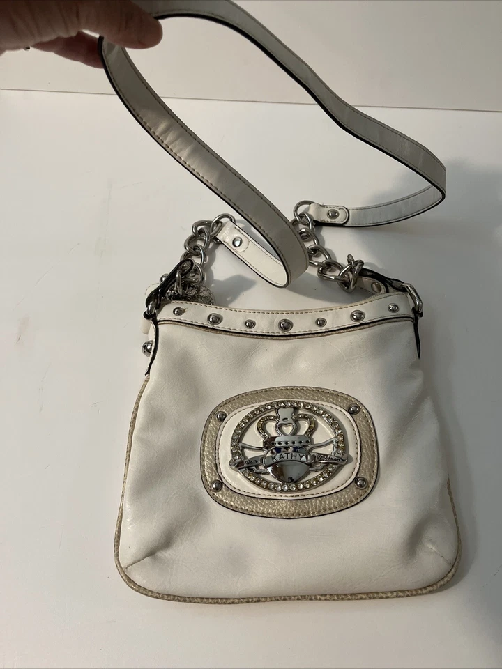 复古 Kathy Van Zeeland 白色/象牙白镶嵌 Y2K Bedazzled 斜挎包 — 第 2/4 张图片