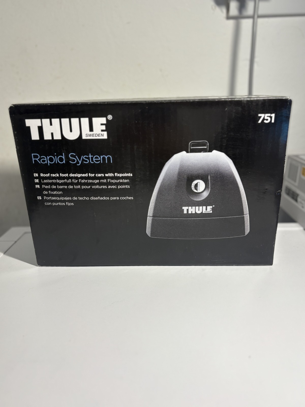 Pieds de toit Thule 751 Fixpoint pour installer un coffre de voyage en famille