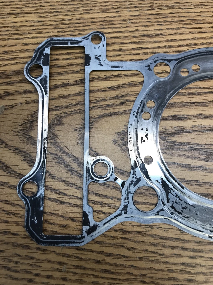 HONDA SHADOW VLX VT600 1988-2007, PIEZA JUNTA CULATA TRASERA # 12251-MR1-831 Foto 3 de 4