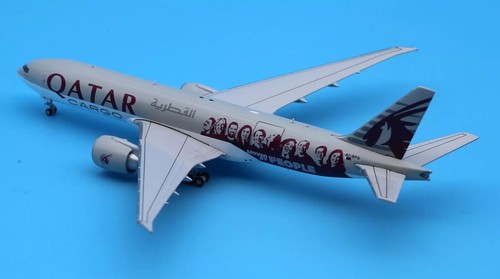 JC WINGS QATAR CARGO B777F MOVED BY PEOPLE 1:400 DIECAST JC4QTR0114C IN STOCK - Picture 3 of 3
