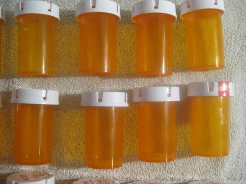 Lot of 24 same size empty prescription pill bottles for organizing, crafting - Picture 5 of 10