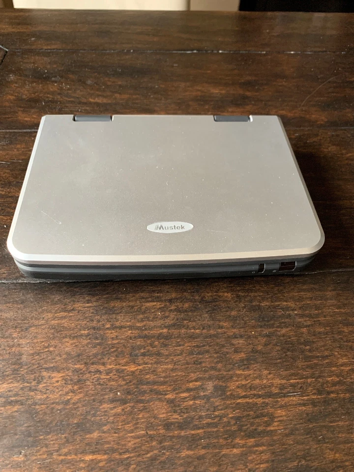 REPRODUCTOR DE DVD PORTÁTIL MUSTEK MP85 8,5 PULGADAS CON ESTUCHE DE TRANSPORTE TARGUS Foto 2 de 4