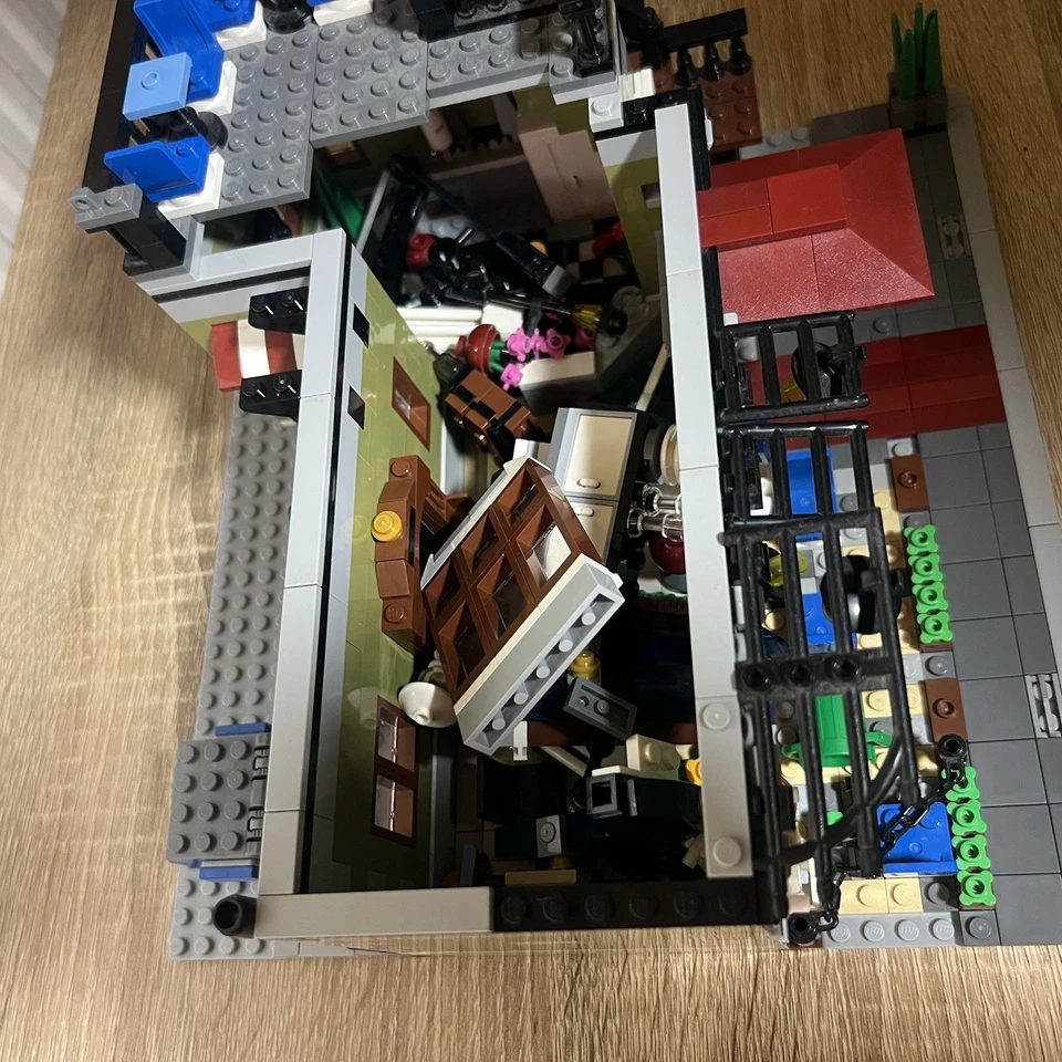 LEGO Modular Buildings 10243 Parisian Restaurant, photo 4 of 4