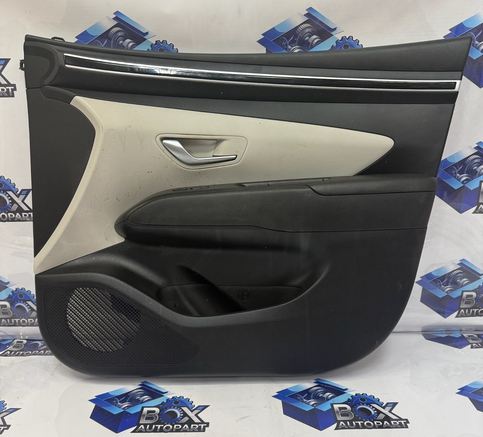 2022-2024 HYUNDAI TUCSON SEL FRONT RIGHT DOOR TRIM COVER PANEL OEM