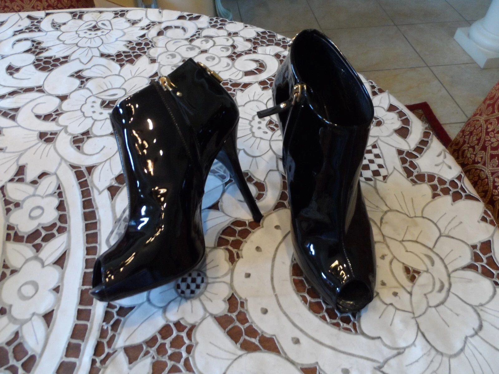 LOUIS VUITTON（LV） Stivaletti Louis Vuitton neri in pelle verniciata punta aperta taglia 36 5B