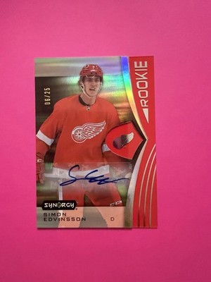 Simon Edvinsson 2023-24 Synergy Rookie Portraits Red Auto /25 Detroit Red Wings