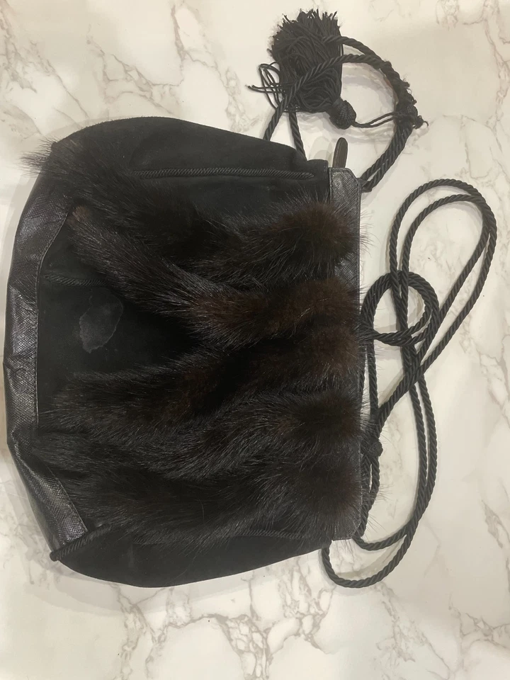 Bolso vintage de cuero negro PRADA con colas de visón marrón. Bandolera! Foto 3 de 4