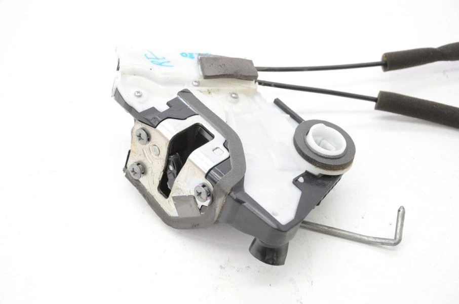 Actuador de bloqueo de pestillo de puerta delantera derecha pasajero Subaru WRX STI 2015-2018  Foto 2 de 4