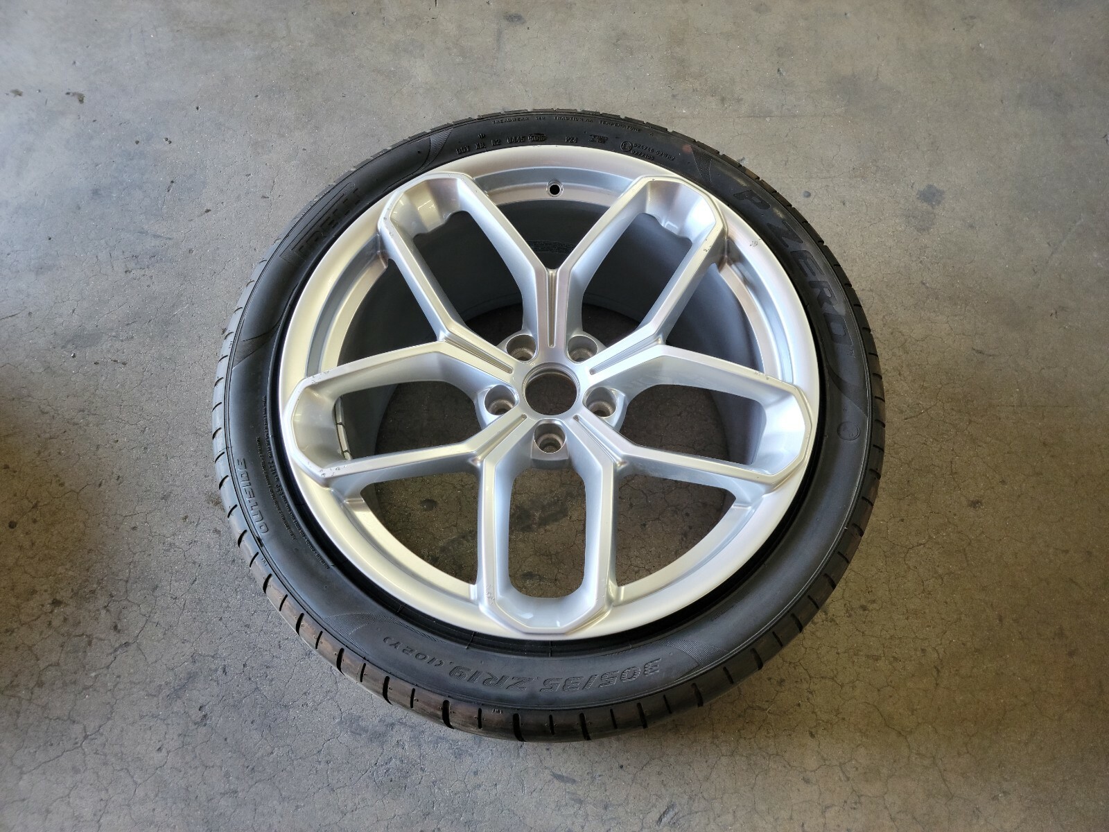 LAMBORGHINI HURACAN LP580 KARI REAR WHEEL RIM WITH TIRE OEM 4T0601017K