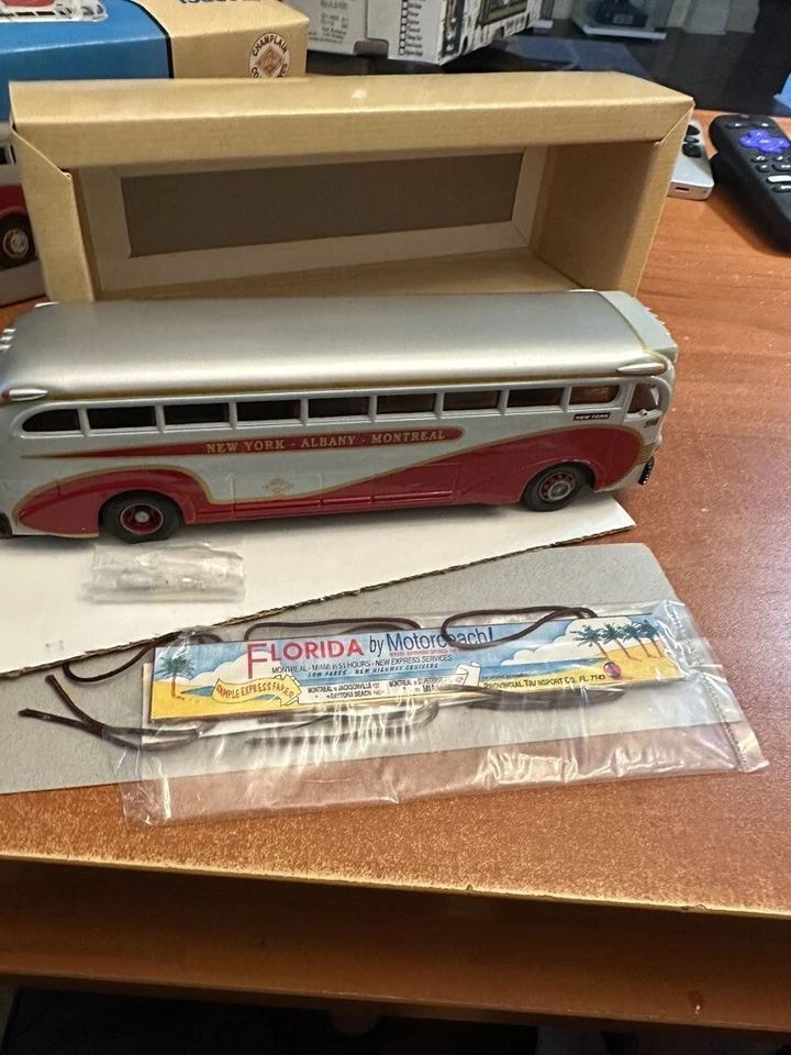Corgi Classics 98468 Yellow Coach 743 Champlain 1:50 Diecast Bus NIB - Image 2 of 3