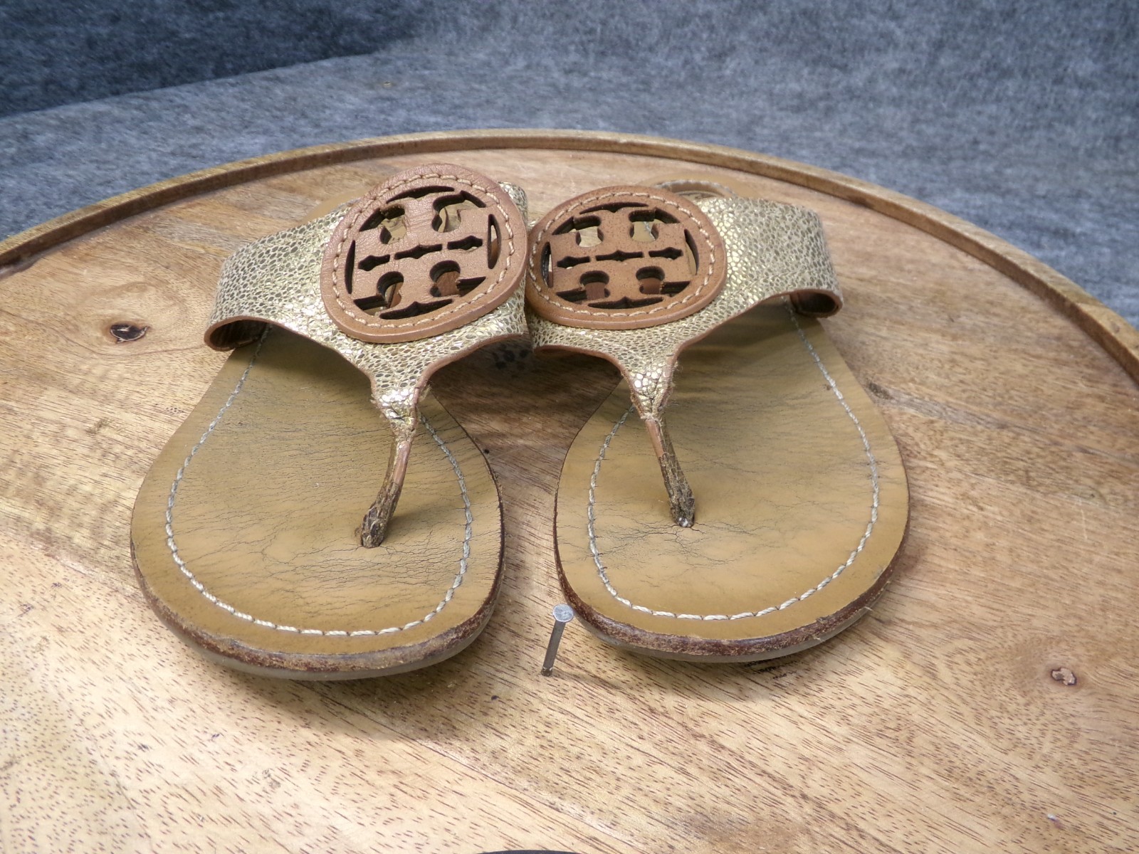 PANTOFOLA D’ORO Tory Burch Louisa sandali infradito pelle marrone oro metallizzato misura 6 5 M