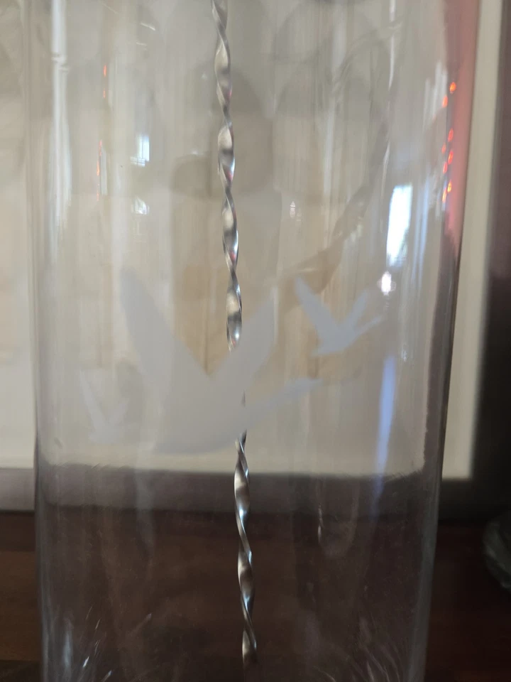 Juego de 2 jarras de vidrio grabadas de vodka de ganso gris con cucharas agitadoras de 12,5" -10,5" de alto Foto 2 de 3