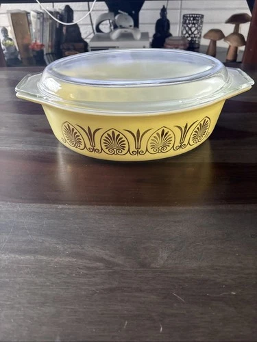 Vintage Pyrex Golden Classic Casserole Dish 045 Yellow and gold with lid 2-1/2qt