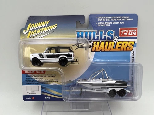 JOHNNY LIGHTNING 1:64 INTERNATIONAL SCOUT II WITH WHITE BOAT