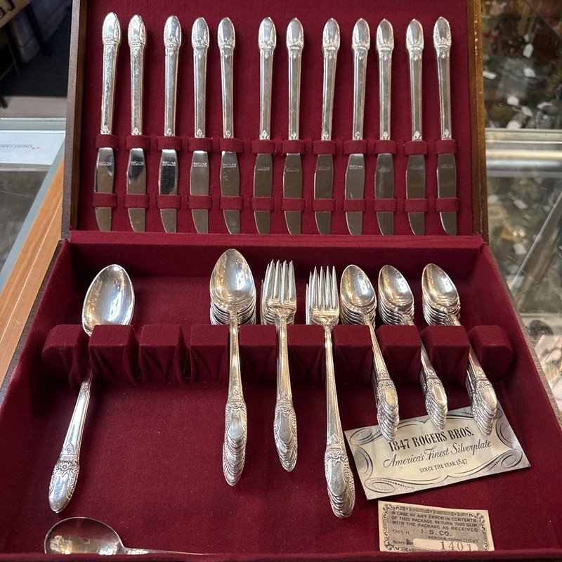 1847 Rogers Bros. First Love Intl. Silverplate 74 Piece Silverware Set in Case