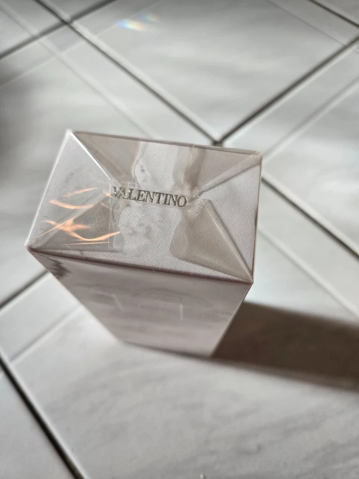 Loción corporal satinada Valentina by Valentino nueva sellada 6,8 fl. oz. Foto 2 de 3