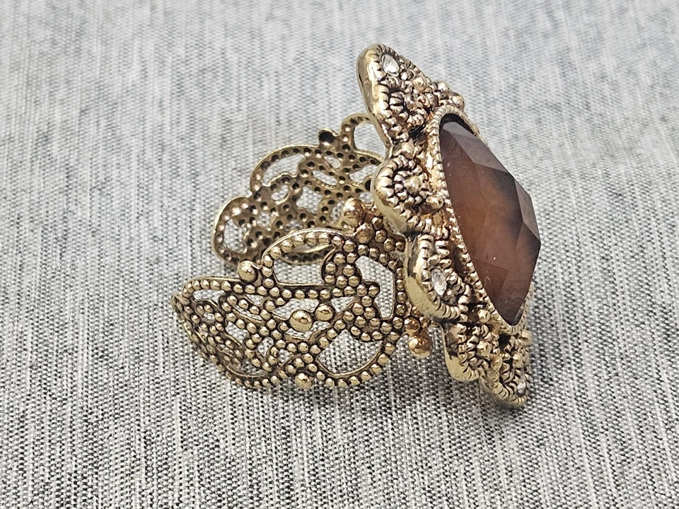 Anillo de cóctel llamativo para mujer ajustable tono dorado filigrana marrón piedra ovalada Foto 4 de 4