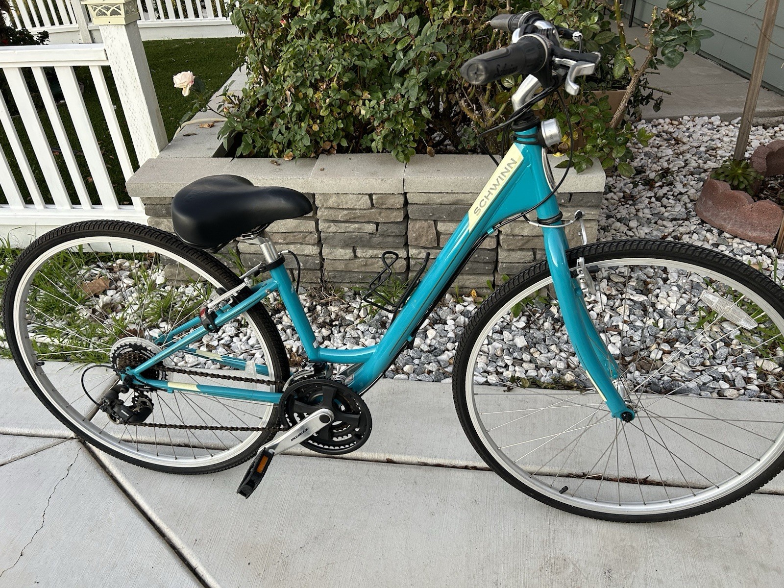 Schwinn Voyageur 3 Comfort Commuter Bike Small Frame Hybrid 