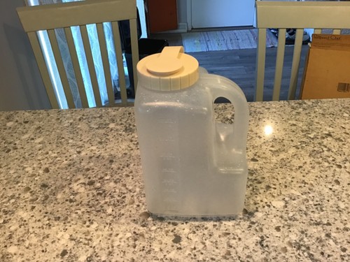 Rubbermaid One Gallon 4 Quart Servin' Saver Pitcher/Jug w/ Almond Flip Top Lid
