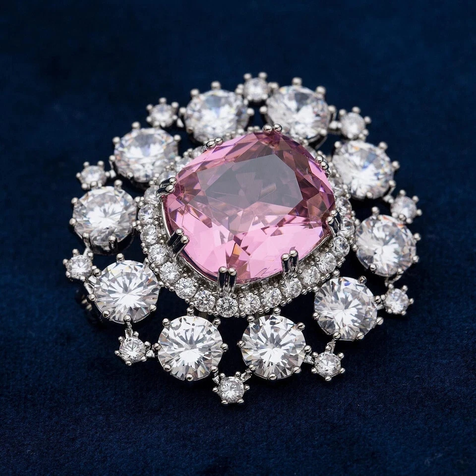 Broche prendedor de turmalina creada en laboratorio corte cojín de 3 quilates acabado oro blanco de 14 quilates Foto 3 de 4