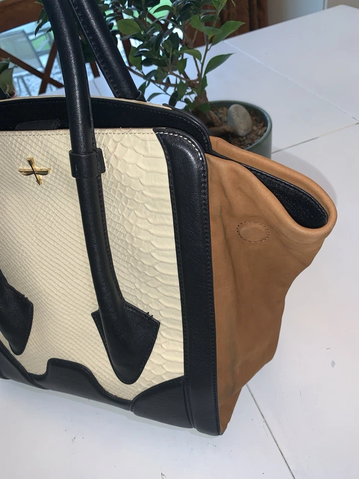 Bolso de mano grande POUR LA VICTOIRE MAYORDOMO CUERO EN RELIEVE HUESO DE CAFÉ NEGRO Foto 4 de 4