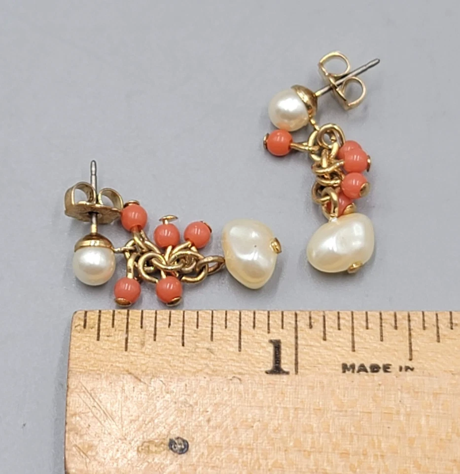 Pendientes perforados New York Co imitación perla coral tono dorado 1" Foto 2 de 4