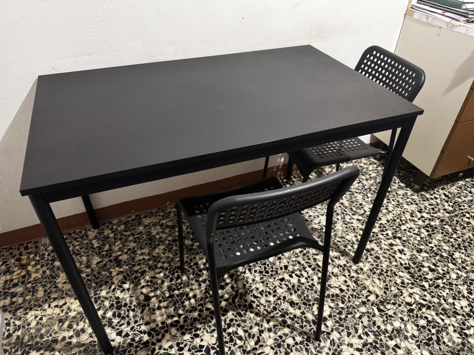 Tavolo IKEA SANDSBERG + 4 sedie ADDE nero