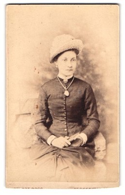 Fotografie Stuart Brothers, Knightsbridge, 47 Brompton Road, junge Dame mit Hut 