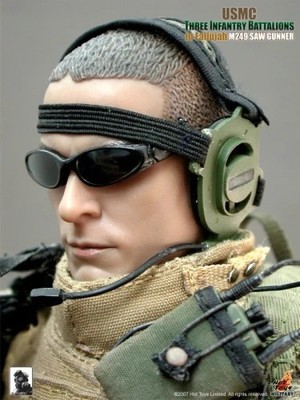 Hot Toys 1/6 USMC Three Infantry Battalion M249 SAW Gunner Figure