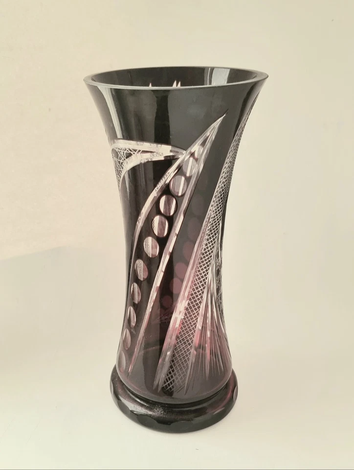 Wunderschöne Kristallglasvase (Rubinglas, Überfang)