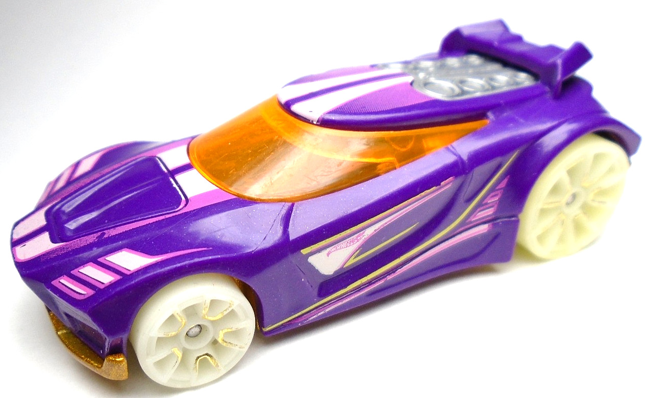 2016 HOT WHEELS GLOW WHEELS CHICANE PURPLE 1:64 DIECAST 2 3/4" RACE CAR W/ PINK