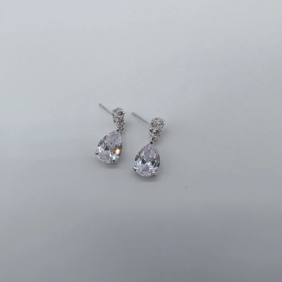 Pendientes colgantes lágrima circonita cúbica tono lavanda hermoso color suave Foto 2 de 4