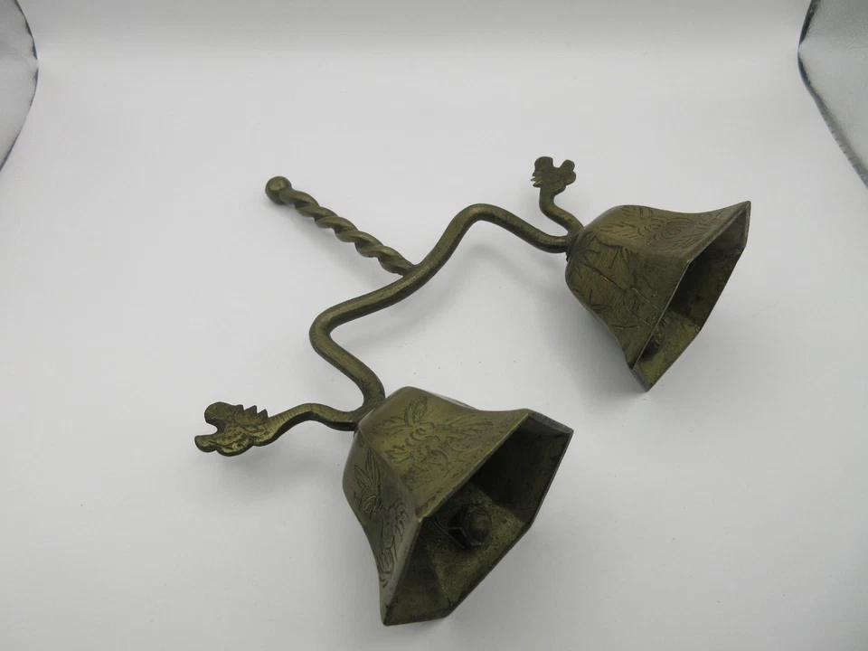 RARO Doble CABEZAS DE DRAGÓN Templo Doble CABEZAS China Latón Metal Ceremonia De Colección Foto 3 de 4