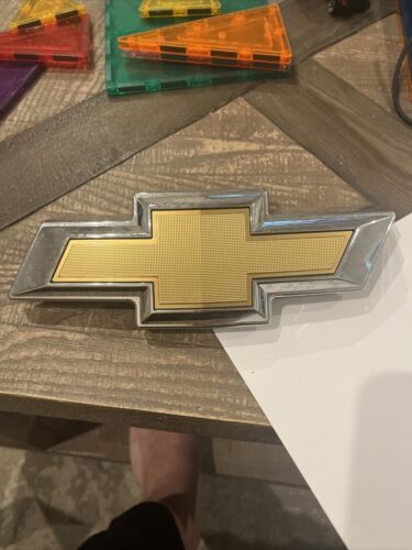 Chevy Blazer And Trax Front Grille Tri Shield Emblem Bowtie 2017-23 - Picture 1 of 5