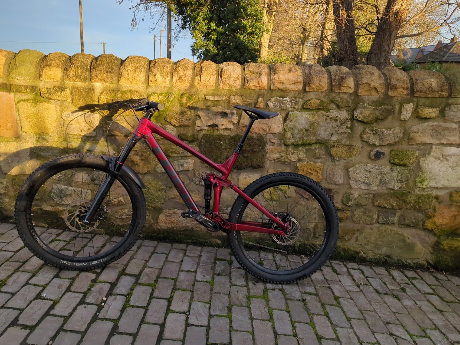 Trek Remedy 7 Large Full Suspension Crimson Mountain Bike (2021)Good