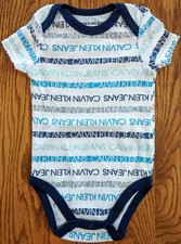CALVIN KLEIN 1-PC T-SHIRT 3-6M BOYS WHITE BLUE GRAY ALL-OVER LOGO PRINT SHORT SL