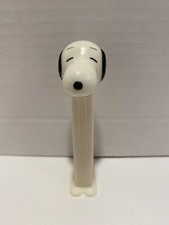 Vintage Snoopy PEZ Candy Dispenser with Feet Peanuts Charlie Brown Snoopy Dog 