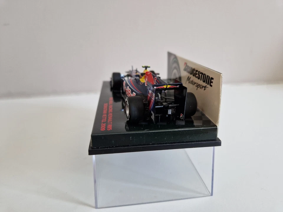 Minichamps 1/43 Red Bull Renault RB5 S.Vettel - Bridgestone / Racing Gear 2009 - Bild 4 von 4