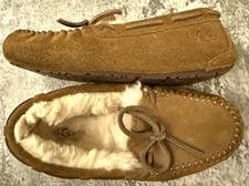 UGG Kids' Dakota Slipper Slip-On Moccasin Sheepskin Chestnut, Size 1 Little Kid