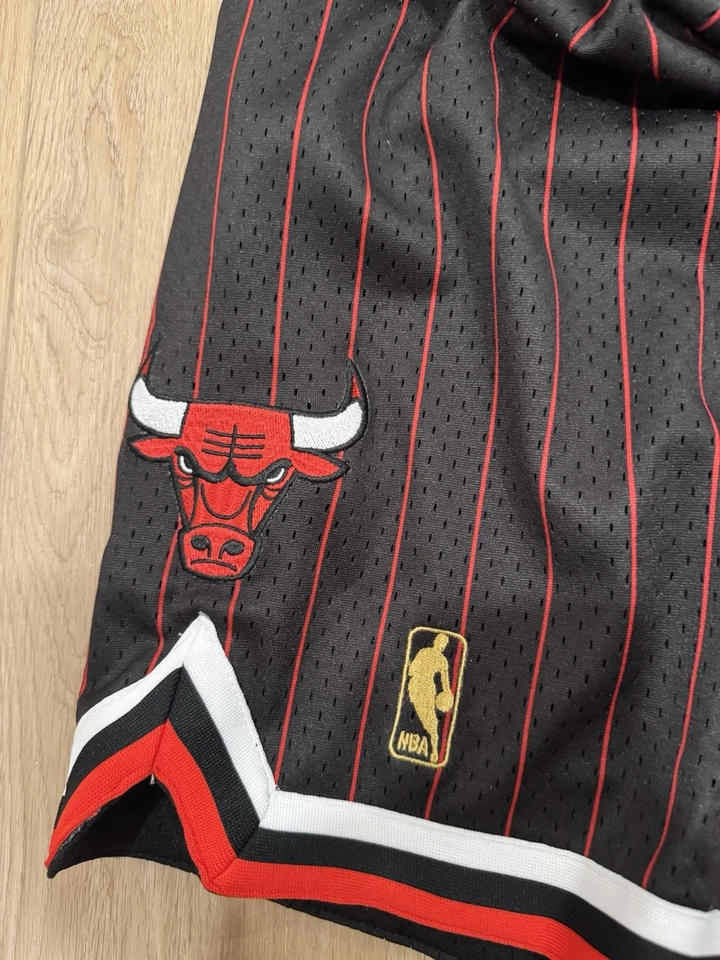 XL Mitchell And Ness Chicago Bulls Shorts Authentic Pinstripe Black 1996 1997 - Image 4 of 4